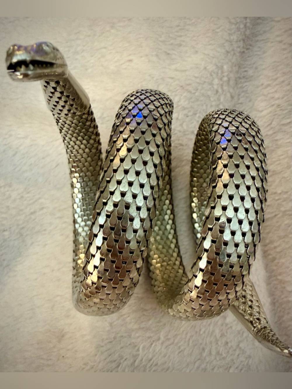 Vintage 1960s Whiting & Davis Silver Coiled Serpent Bracelet 🖤 - Picture 4 of 17